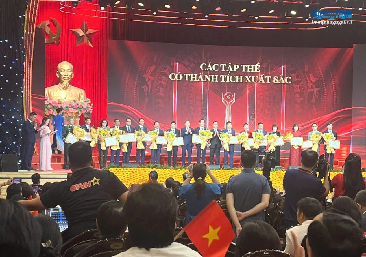Đồng chí Bùi Thị Vui - Phó Trưởng ban Tuyên giáo Tỉnh ủy Quảng Ngãi (thứ tư từ phải sang) đại diện cho Tỉnh ủy Quảng Ngãi nhận danh hiệu là tập thể xuất sắc tại cuộc thi. Ảnh: TRẦN VĂN DƯ