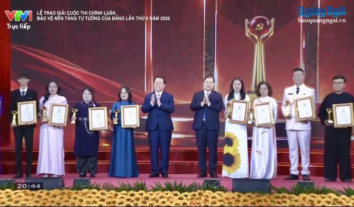 Phóng viên Trần Thị Minh Hiền (thứ tư từ trái sang), Báo và Phát thanh, Truyền hình Quảng Ngãi, đại diện nhóm tác giả nhận giải B.