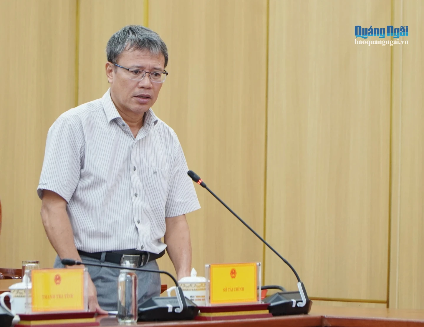 Đại diện Sở Tài chính báo cáo tại cuộc họp.