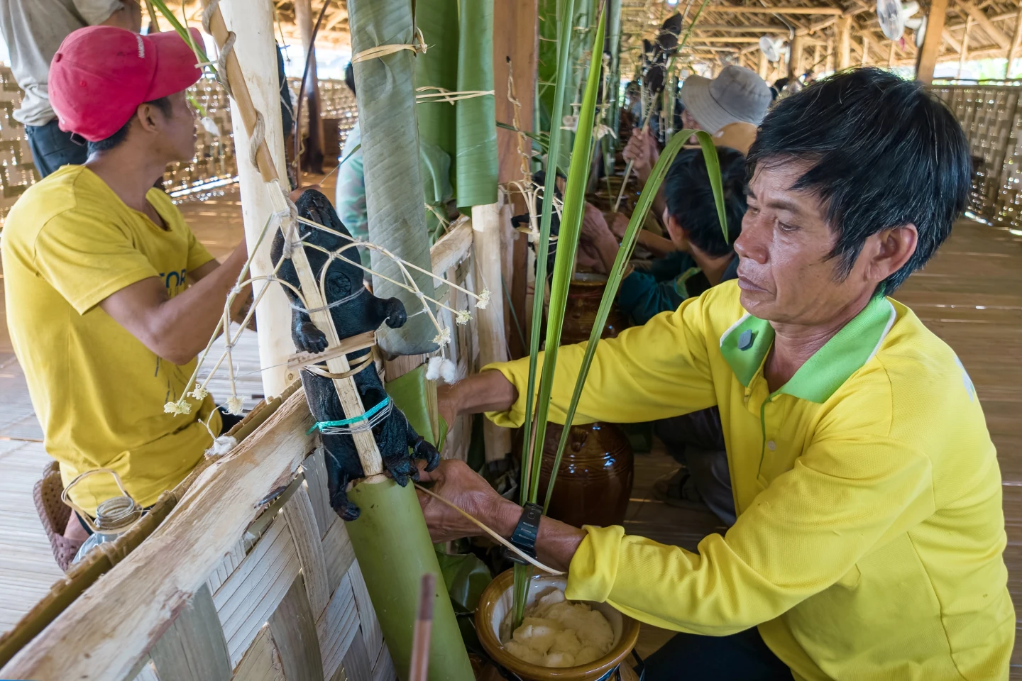 Người dân trang trí khu vực làm lễ của gia đình bên trong nhà rông.