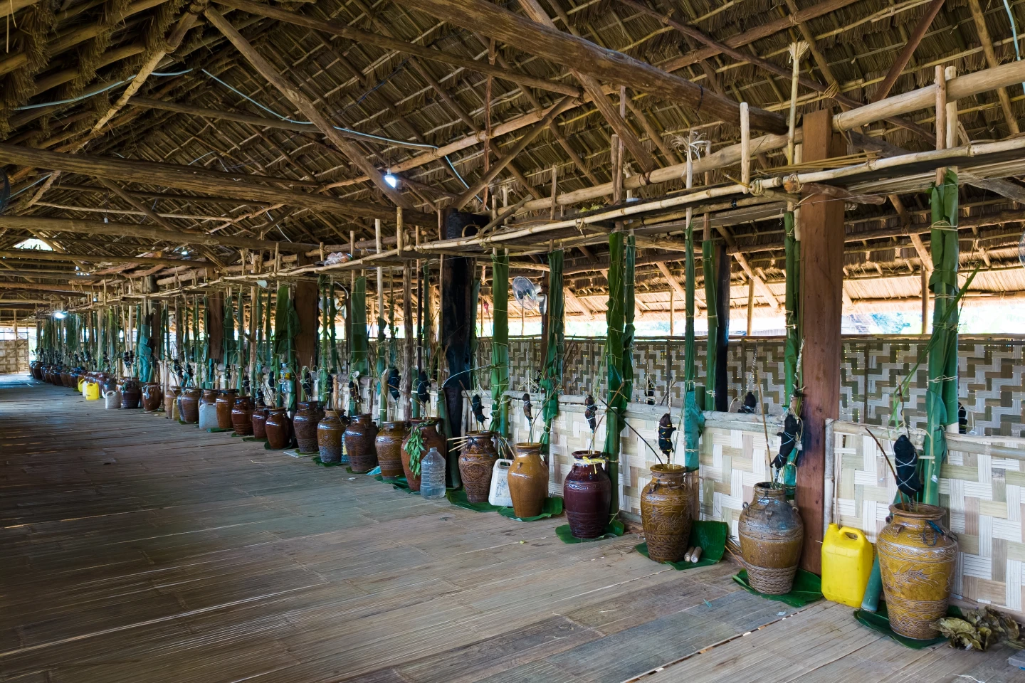Không gian bên trong nhà rông khi các hộ gia đình đã hoàn tất trang hoàng vật phẩm tế lễ.