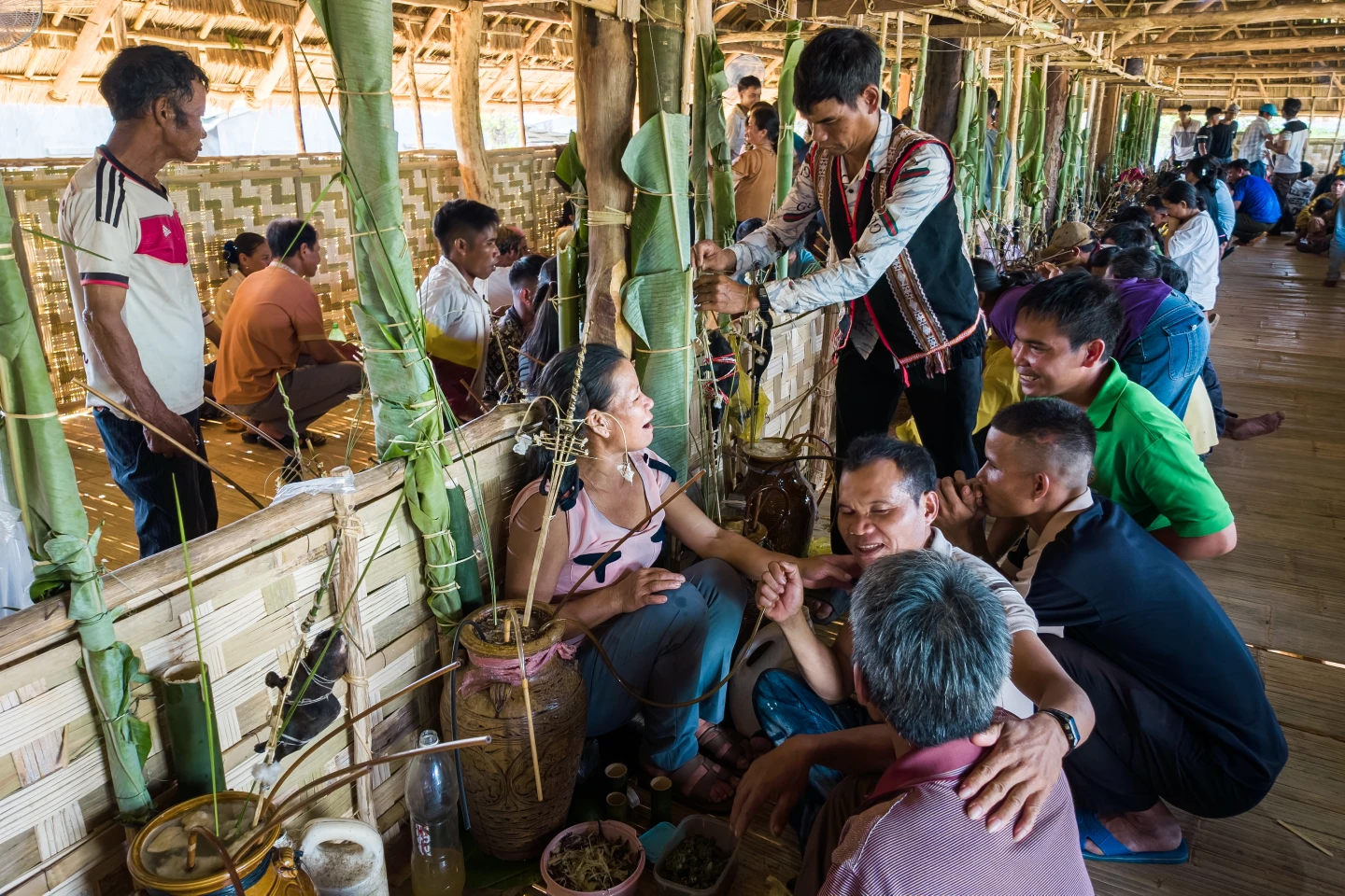 Già làng (người đứng bên phải) thắp nến tiến hành một nghi thức trong lễ Ét Đông.