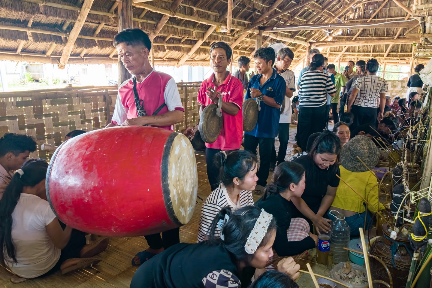 Dân làng quây quần vui tiệc giữa tiếng cồng chiêng rộn rã.