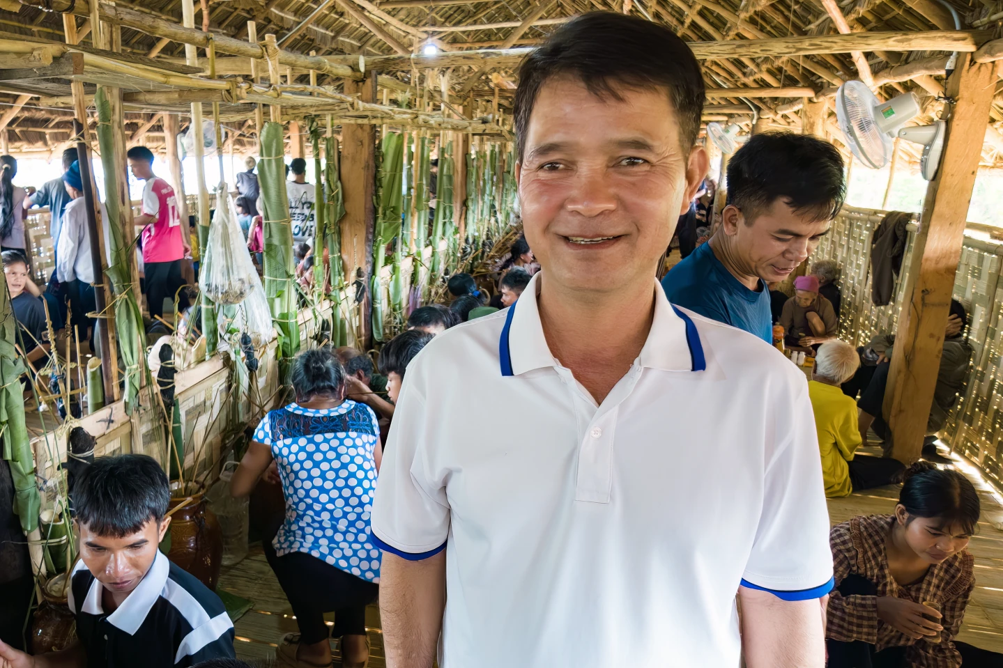 Đồng chí A Pháp - Bí thư Chi bộ thôn 1, xã Kon Braih tham dự lễ Ét Đông cùng dân làng Kon Brắp Ju.