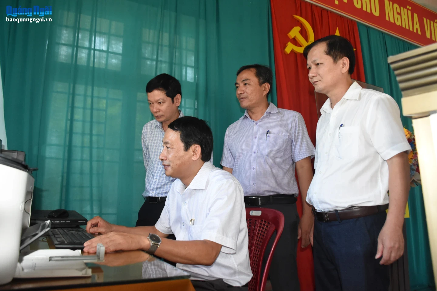 Đoàn giám sát HĐND tỉnh kiểm tra hạ tầng phục vụ chuyển đổi số tại Nhà văn hóa thôn Đồng Cát, xã Mộ Đức.