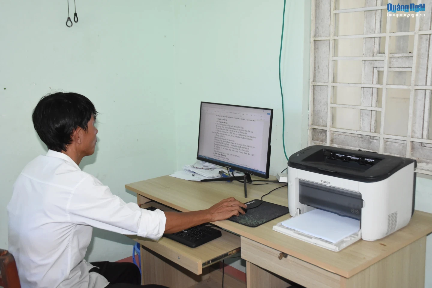 Thành viên Tổ công nghệ số cộng đồng thôn Đức Tân, xã Mộ Đức túc trực tại Nhà văn hóa thôn Đức Tân để hỗ trợ khi người dân cần.