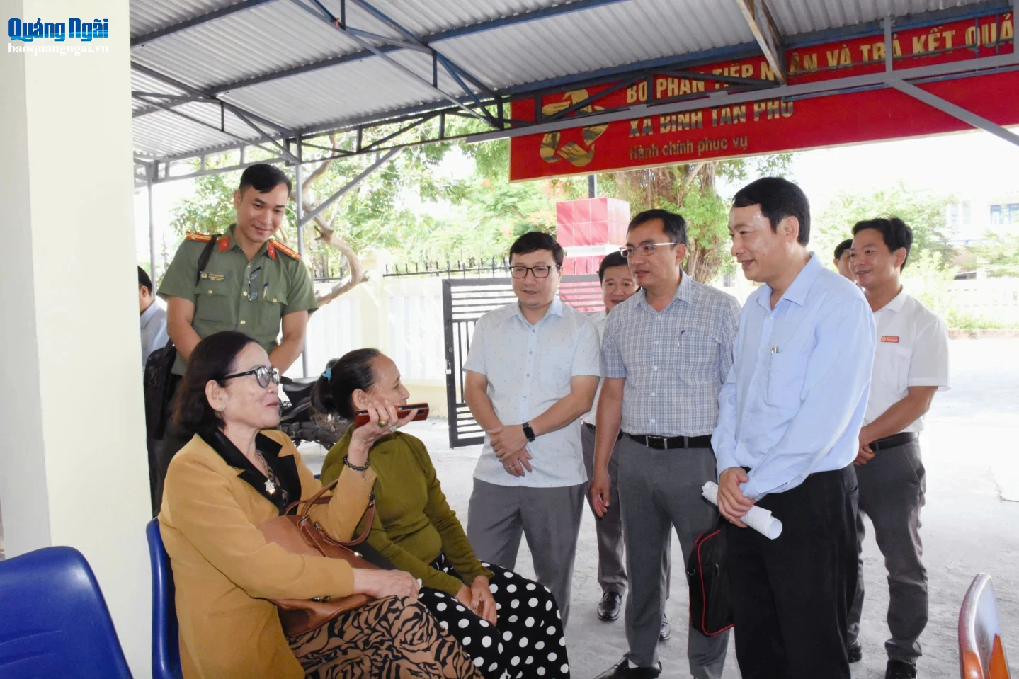 Đoàn giám sát HĐND tỉnh lắng nghe ý kiến người dân về chuyển đổi số tại Trung tâm Phục vụ hành chính công xã Đông Sơn.