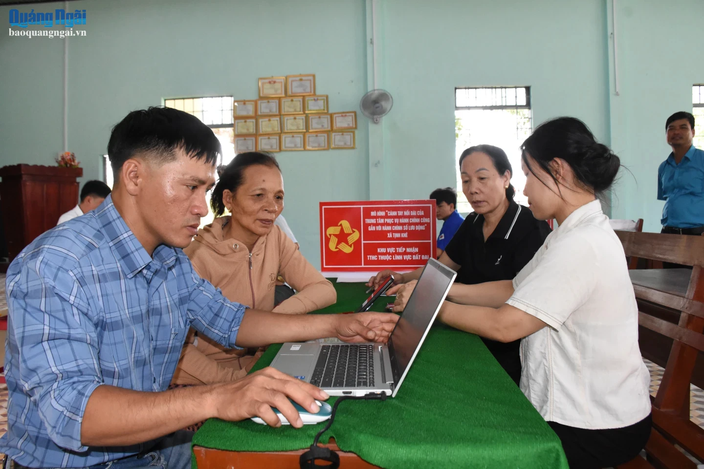 Người dân biết thực hiện dịch vụ công trực tuyến từ sự hướng dẫn của các thành viên Tổ công nghệ số cộng đồng thôn Trường Định, xã Tịnh Khê.