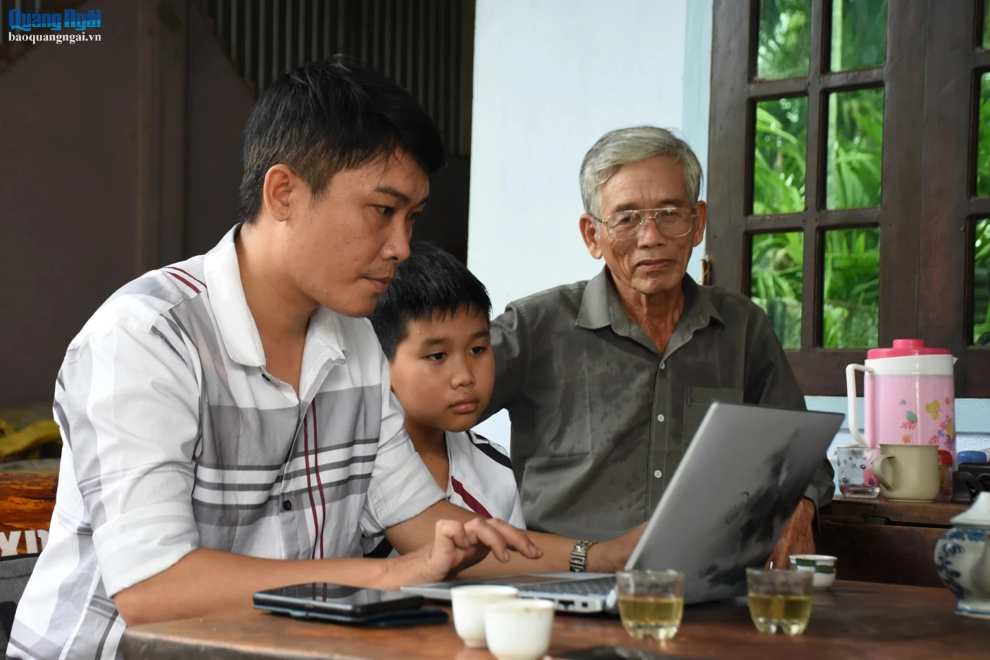 Thành viên Tổ công nghệ số cộng đồng thôn Điện An, xã Tư Nghĩa đến tận nhà hỗ trợ người dân dịch vụ công trực tuyến.