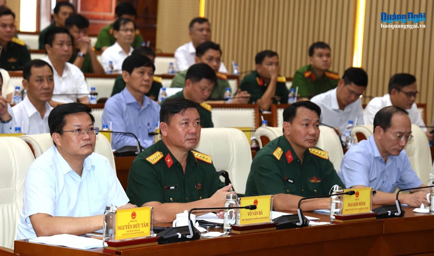 Đại tá Võ Văn Bá - Phó Tham mưu trưởng Quân khu 5 cùng Phó Bí thư Tỉnh ủy, Chủ tịch UBND tỉnh, Phó Trưởng Ban Chỉ đạo diễn tập tỉnh Nguyễn Đức Tâm và các đại biểu dự hội nghị.