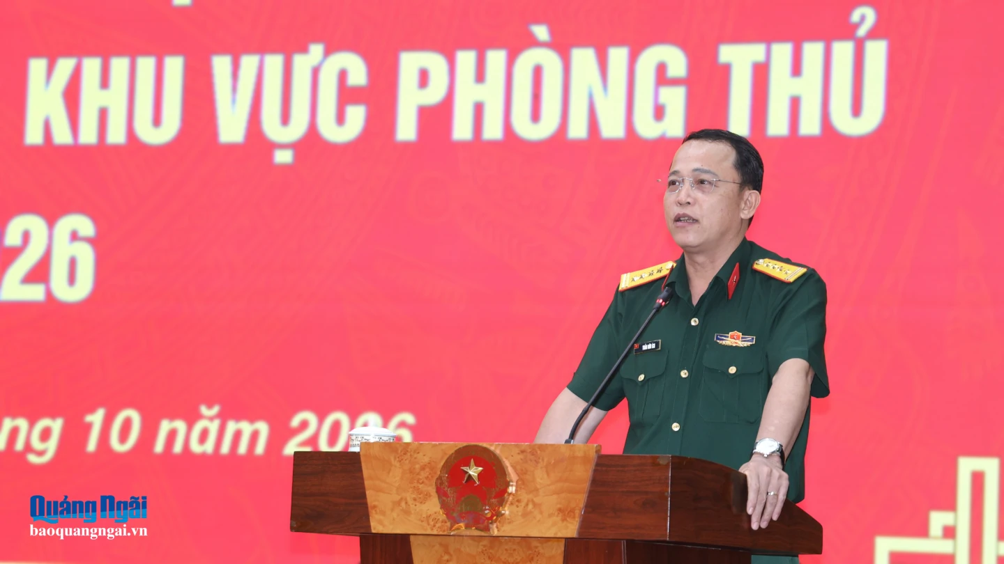 Đại tá Trần Hữu Ích - Chỉ huy trưởng Bộ CHQS tỉnh phát biểu tại hội nghị.