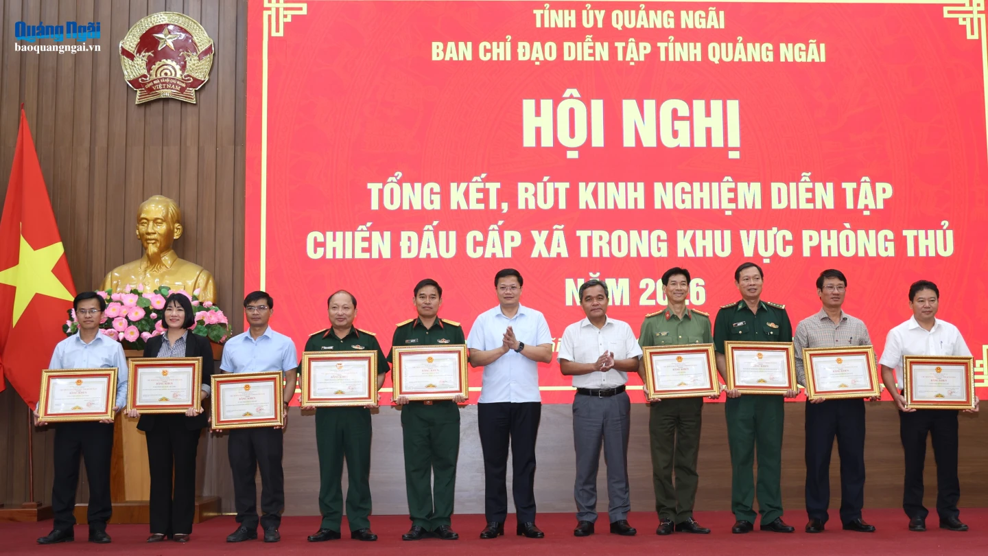 Các tập thể nhận Bằng khen của Chủ tịch UBND tỉnh.