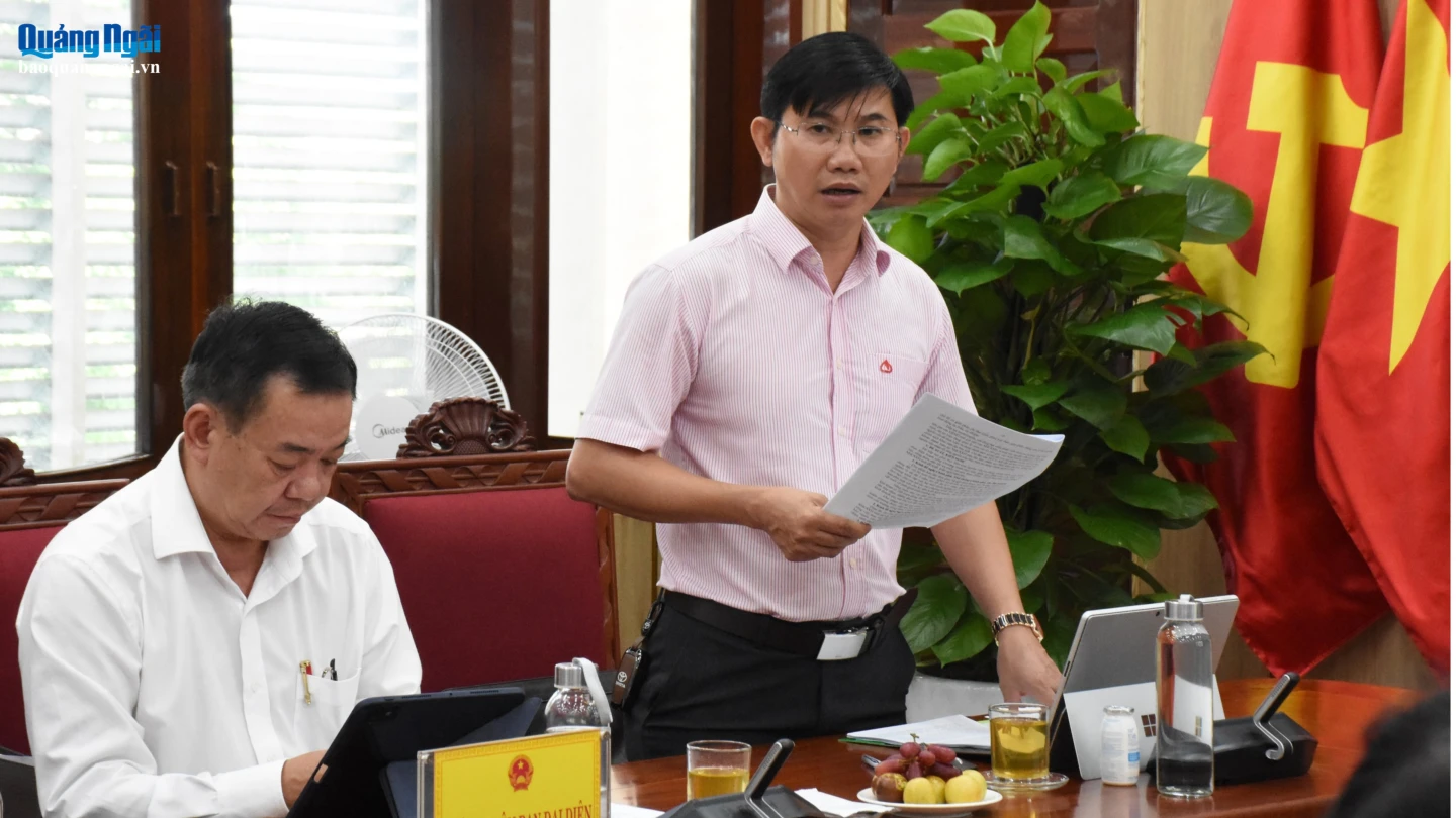 Ông Nguyễn Ngọc Tuấn - Giám đốc Chi nhánh Ngân hàng Chính sách xã hội tỉnh báo cáo tại buổi làm việc.