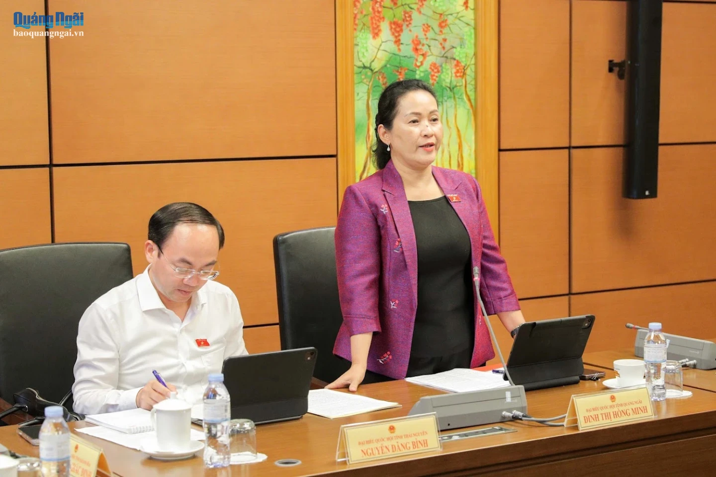 Phó Bí thư Tỉnh ủy, Trưởng Đoàn ĐBQH tỉnh Quảng Ngãi Đinh Thị Hồng Minh đồng chủ trì phiên thảo luận.