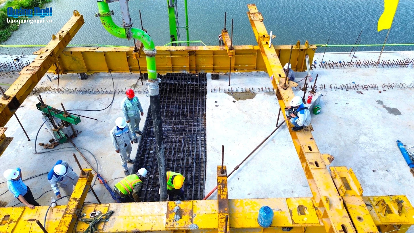 Công nhân thi công hợp long cầu số 2 thuộc dự án Đường Hoàng Sa - Dốc Sỏi.