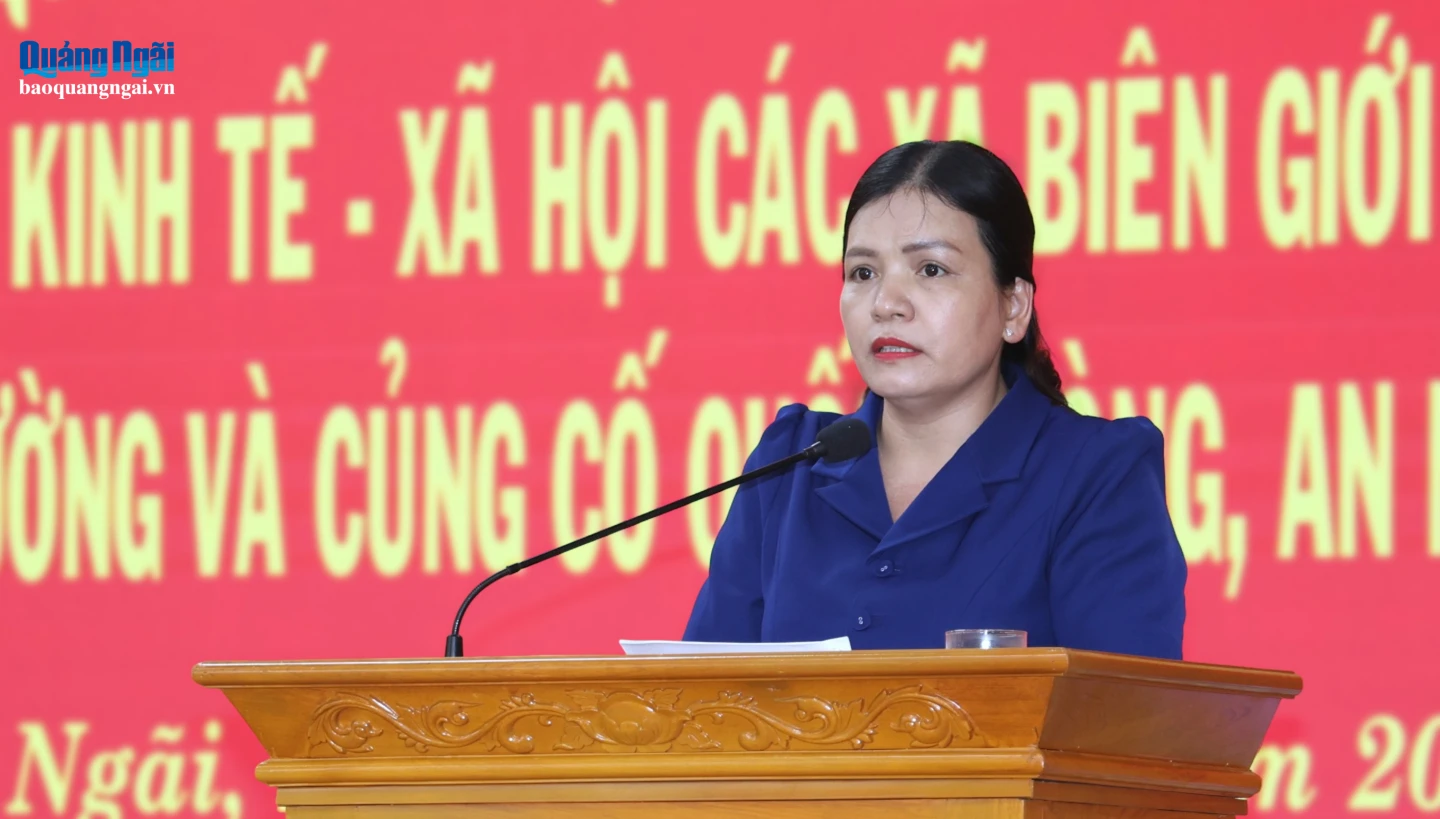 Ủy viên Ban Thường vụ Tỉnh ủy, Phó Chủ tịch Thường trực UBND tỉnh Y Ngọc trình bày báo cáo tại hội nghị.