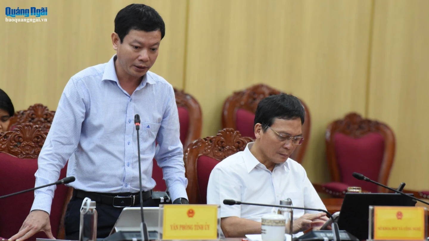 Đồng chí Đỗ Quang Nghĩa - Phó Chánh Văn phòng Tỉnh ủy ý kiến tại cuộc họp.