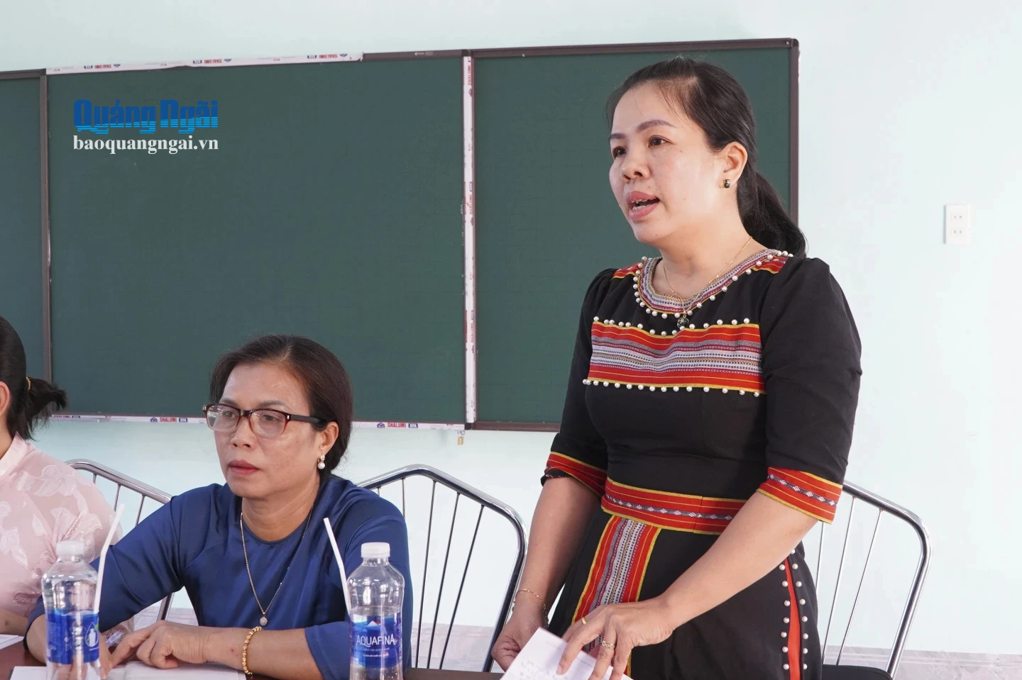 Các đảng viên trong chi bộ tham gia ý kiến tại buổi sinh hoạt.