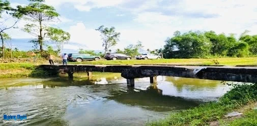 Cầu qua kênh chính Bắc (K9+392) đoạn qua xã Trường Giang. Tại thời điểm khảo sát thực tế, cầu xuống cấp và chưa có lan can bảo vệ.