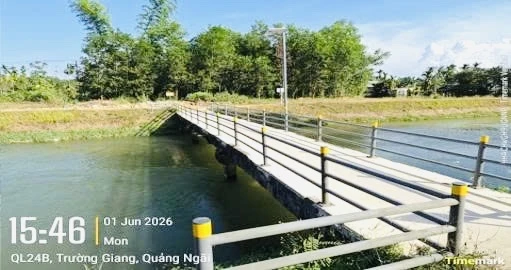 Cầu đã được sửa chữa và bố trí lan can bảo vệ.