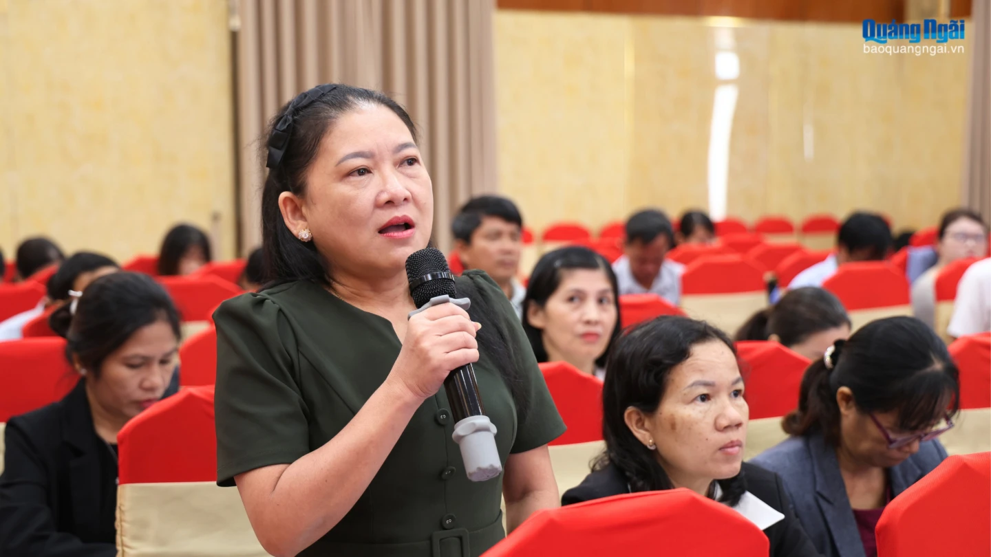 Đại biểu phát biểu ý kiến về công tác dân sô tại hội nghị.