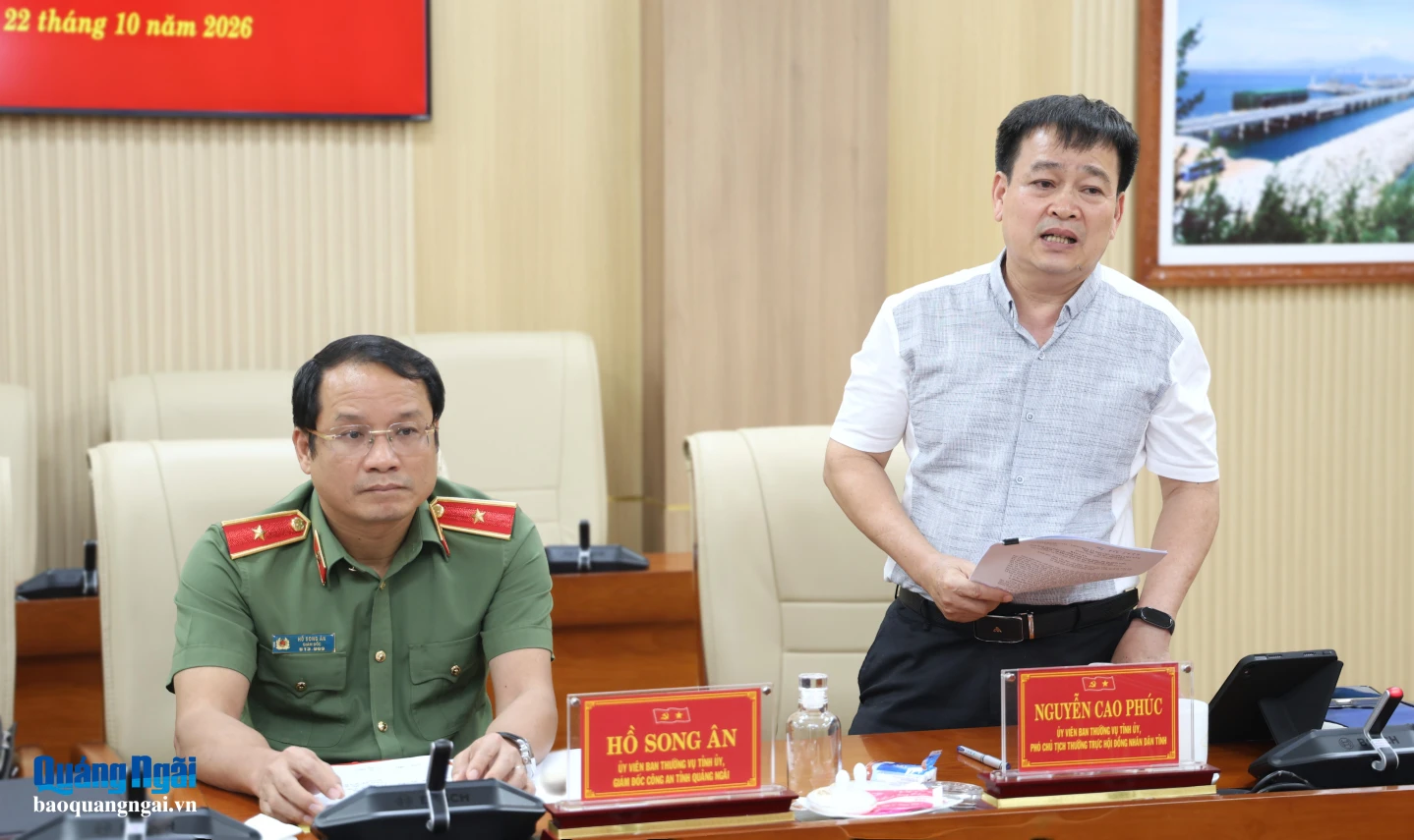 Ủy viên Ban Thường vụ Tỉnh ủy, Phó Chủ tịch Thường trực HĐND tỉnh Nguyễn Cao Phúc phát biểu tại cuộc họp.
