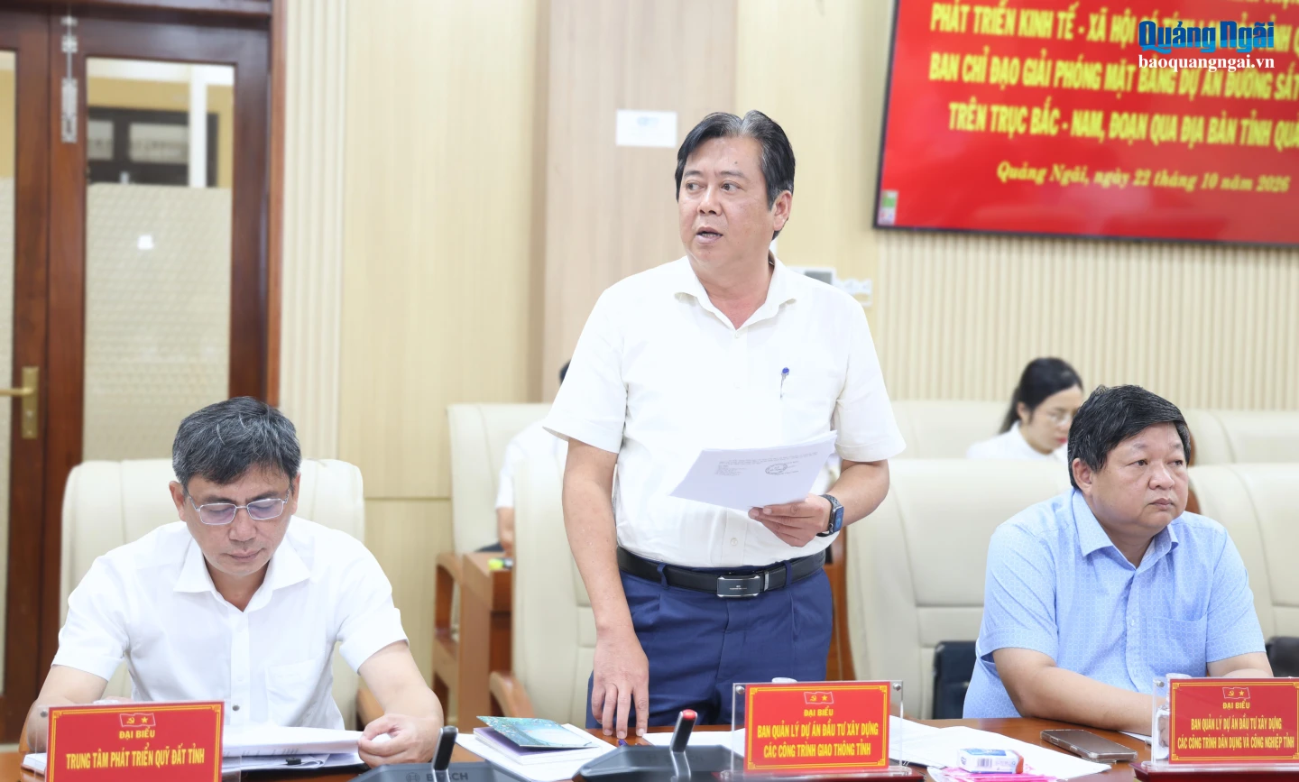 Ông Trần Hoàng Vĩnh - Giám đốc Ban Quản lý dự án Đầu tư xây dựng các công trình giao thông tỉnh báo cáo tại cuộc họp.