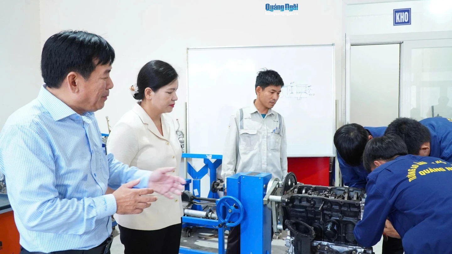 Ủy viên Ban Thường vụ Tỉnh ủy, Phó Chủ tịch Thường trực UBND tỉnh Y Ngọc kiểm tra thực tế tiết học thực hành tại Trường Cao đẳng Việt Nam - Hàn Quốc - Quảng Ngãi.