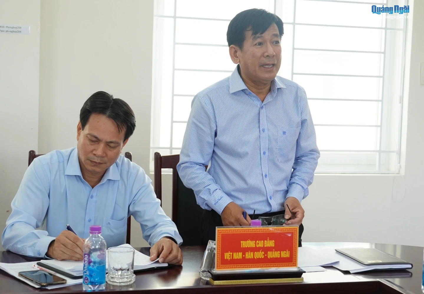 Lãnh đạo Trường Cao đẳng Việt Nam - Hàn Quốc - Quảng Ngãi báo cáo tại buổi làm việc.