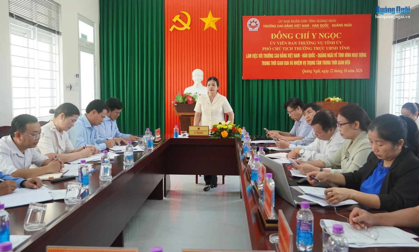 Ủy viên Ban Thường vụ Tỉnh ủy, Phó Chủ tịch Thường trực UBND tỉnh Y Ngọc chủ trì buổi làm việc.