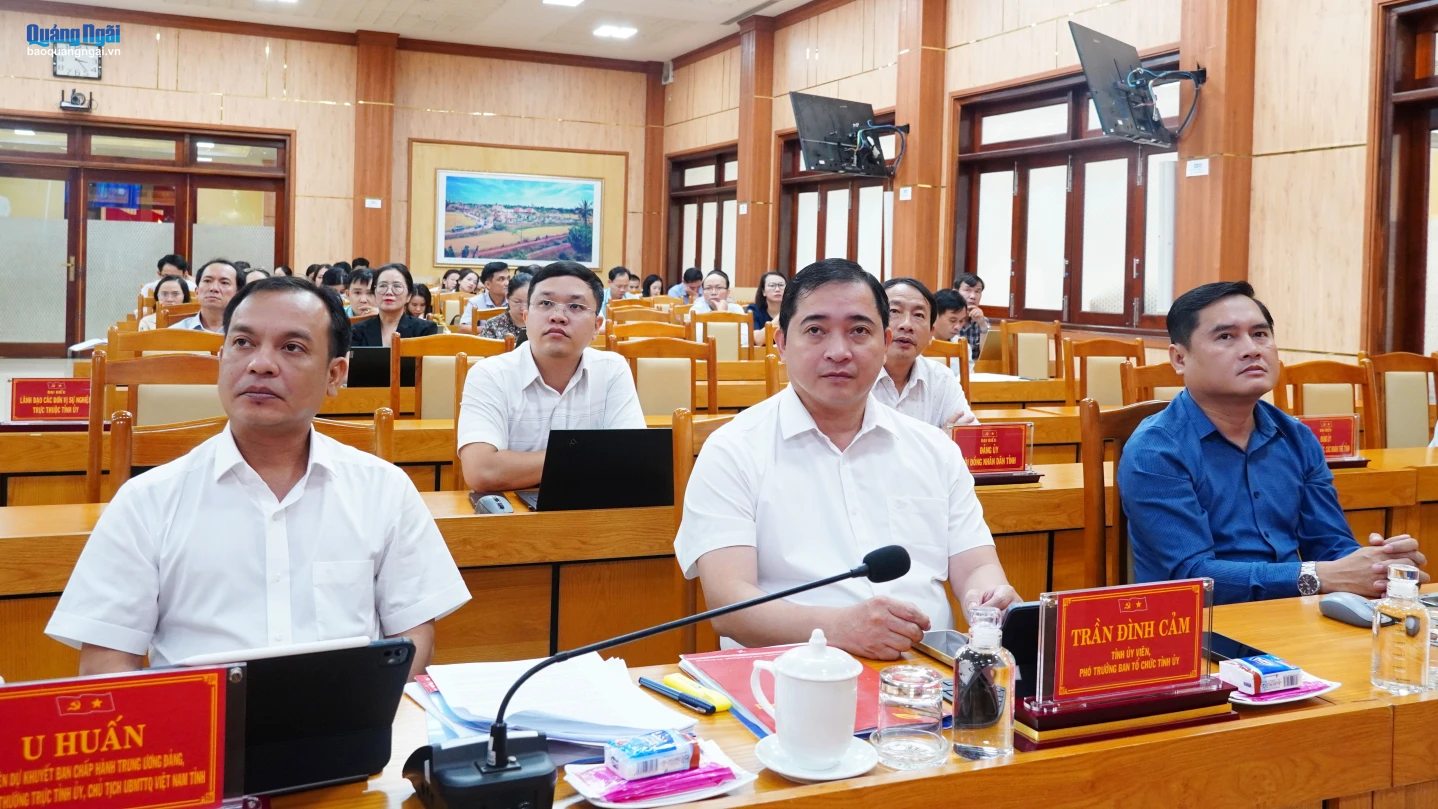 Ủy viên dự khuyết Trung ương Đảng, Phó Bí thư Thường trực Tỉnh ủy, Chủ tịch Ủy ban MTTQ Việt Nam tỉnh U Huấn và các đại biểu dự tại điểm cầu tỉnh Quảng Ngãi.