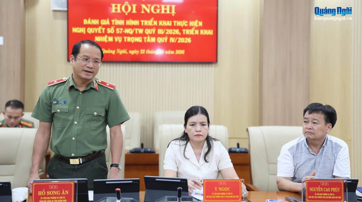 Thiếu tướng Hồ Song Ân - Ủy viên Ban Thường vụ Tỉnh ủy, Giám đốc Công an tỉnh phát biểu tại hội nghị.