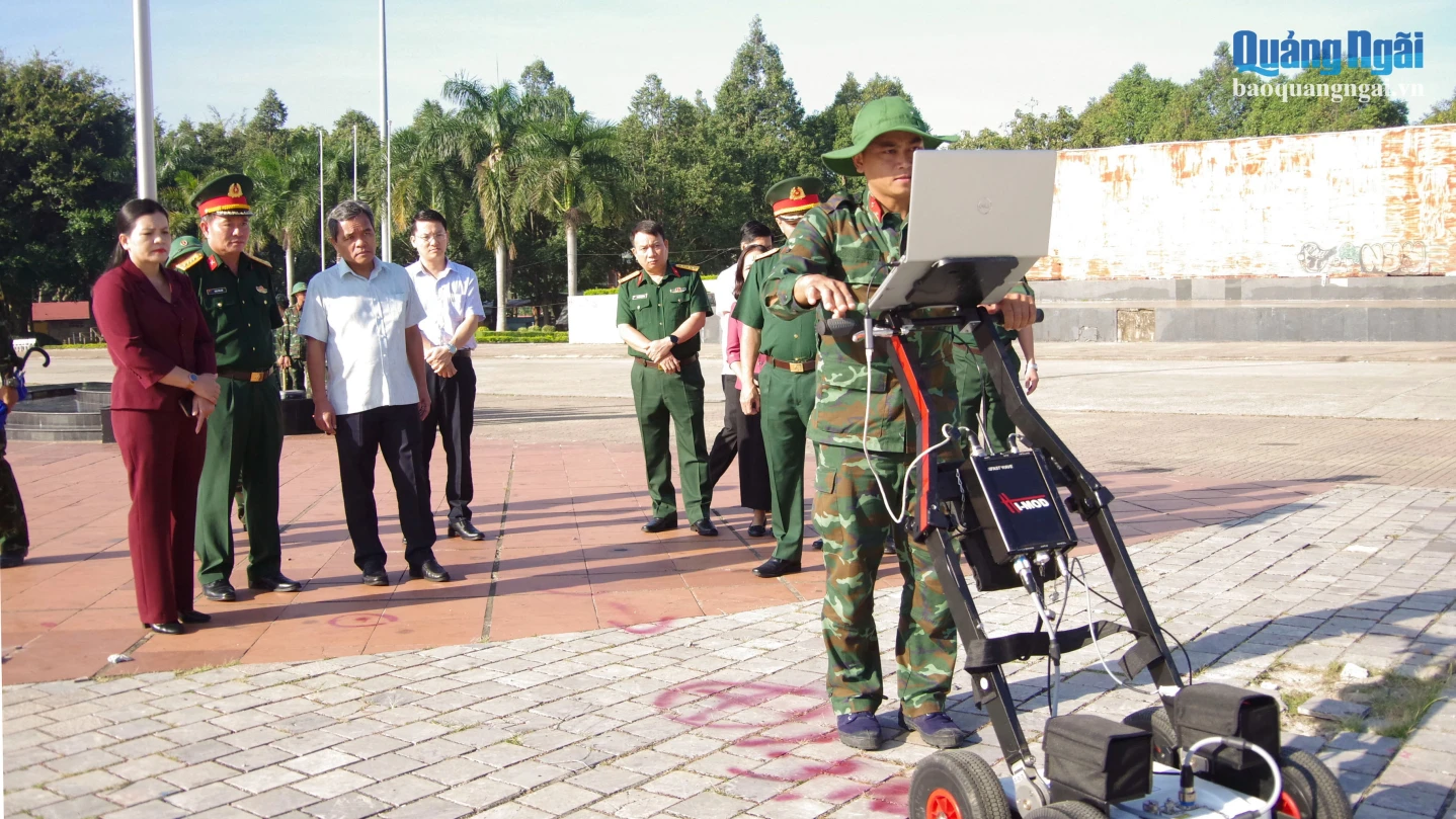B&iacute; thư Tỉnh ủy Hồ Văn Ni&ecirc;n kiểm tra c&ocirc;ng t&aacute;c t&igrave;m kiếm h&agrave;i cốt liệt sĩ tại Quảng trường 16/3