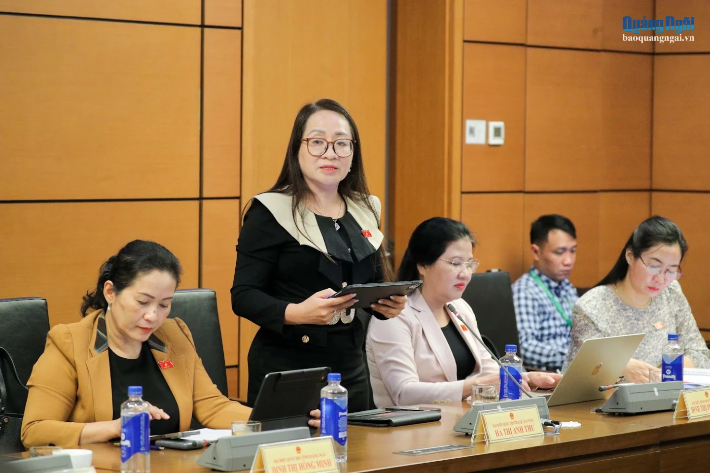 Phó Trưởng Đoàn ĐBQH chuyên trách tỉnh Quảng Ngãi Hà Thị Anh Thư phát biểu thảo luận.