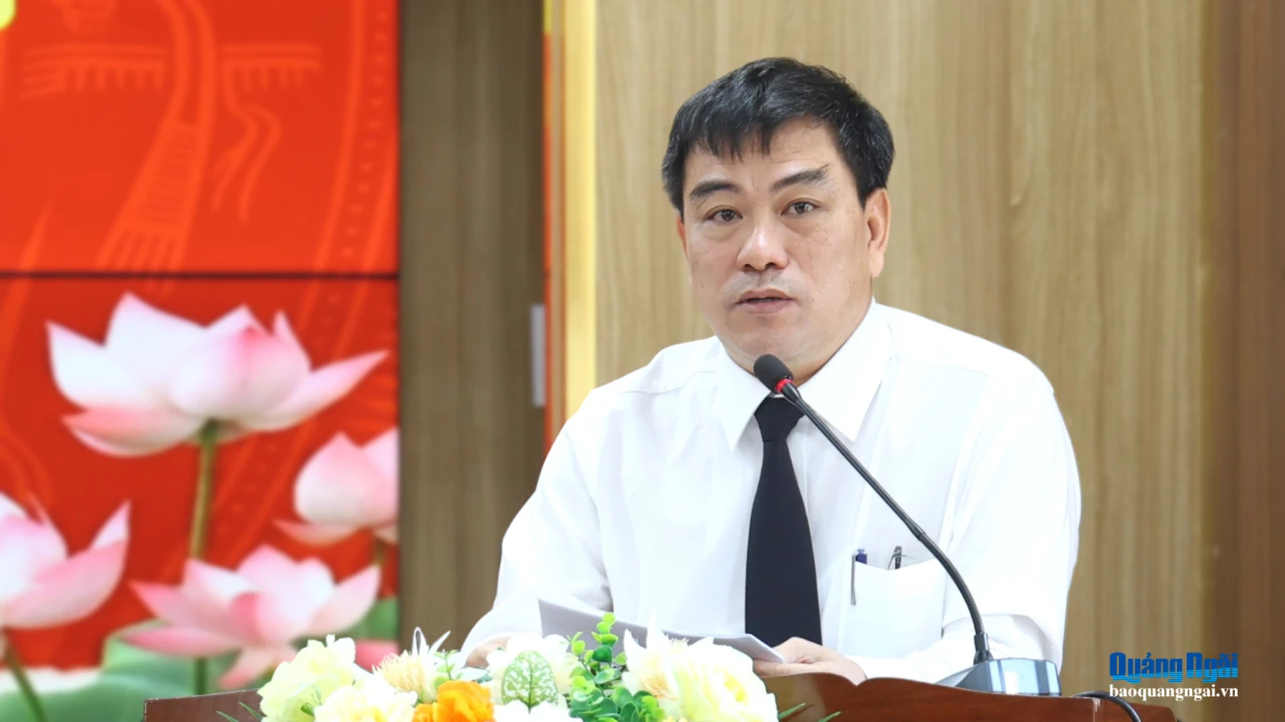 Ông Hà Viết Toàn - Chánh án Tòa án Nhân dân tỉnh Quảng Ngãi báo cáo tại buổi làm việc.
