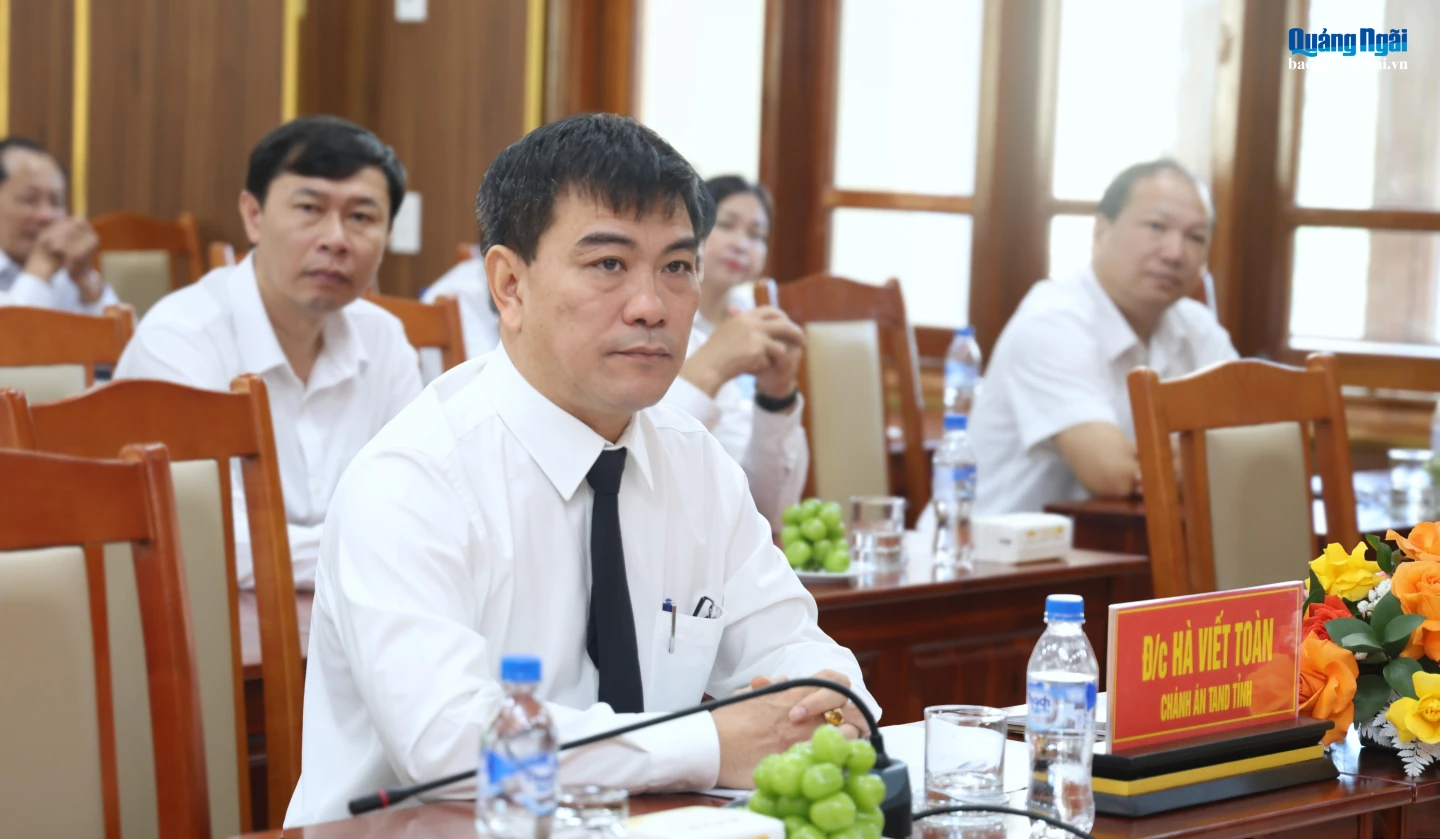 Lãnh đạoTòa án Nhân dân tỉnh Quảng Ngãi dự buổi làm việc.