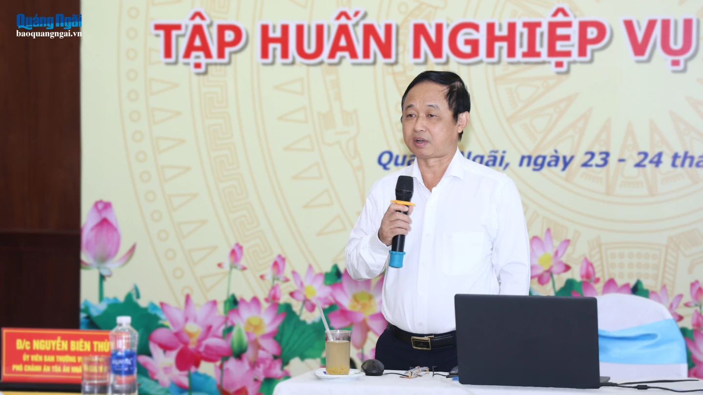 Phó Chánh án Tòa án Nhân dân tối cao Nguyễn Biên Thùy truyền đạt các chuyên đề.