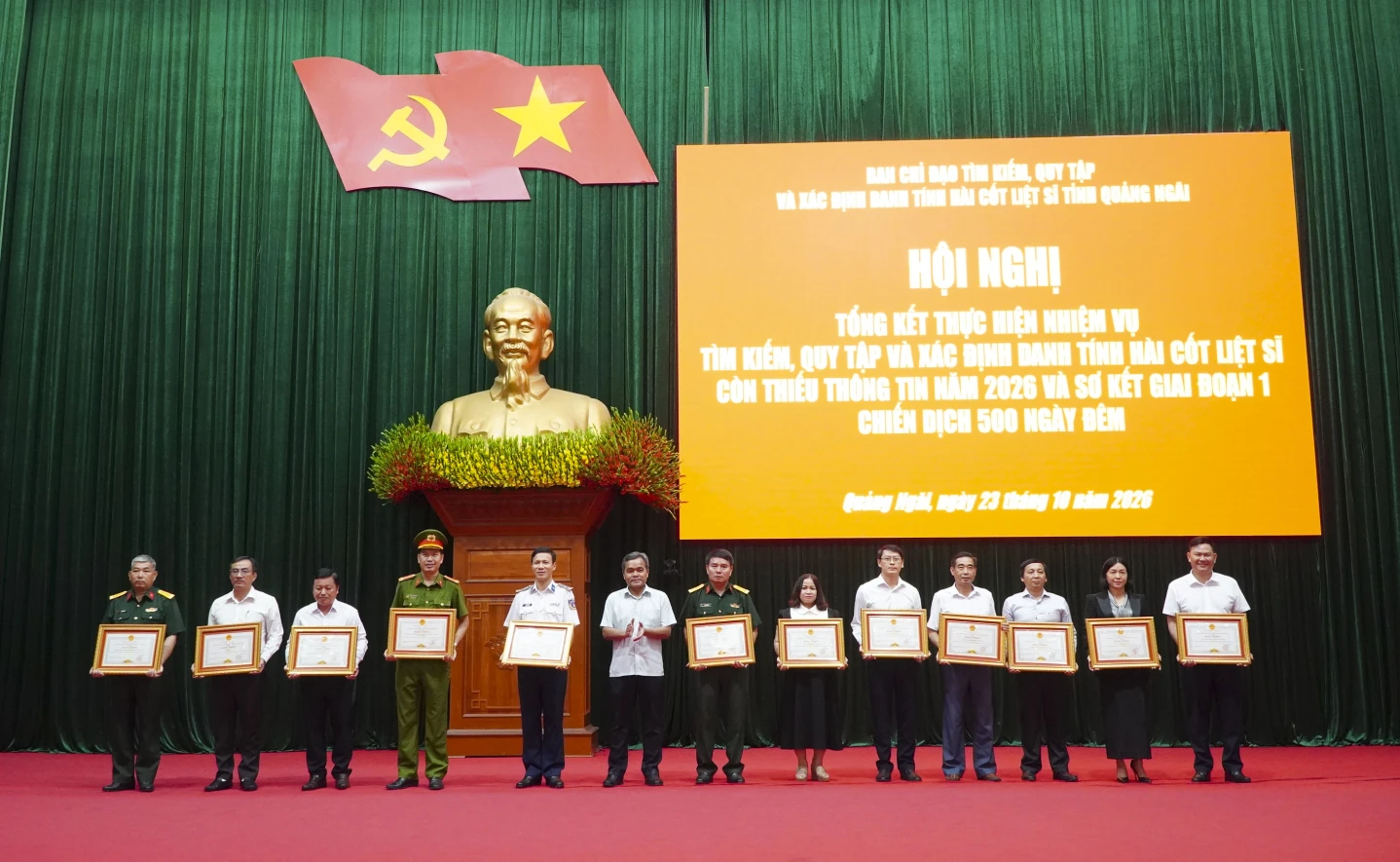 Ủy viên Trung ương Đảng, Bí thư Tỉnh ủy Hồ Văn Niên trao Bằng khen của Chủ tịch UBND tỉnh cho các tập thể, cá nhân.