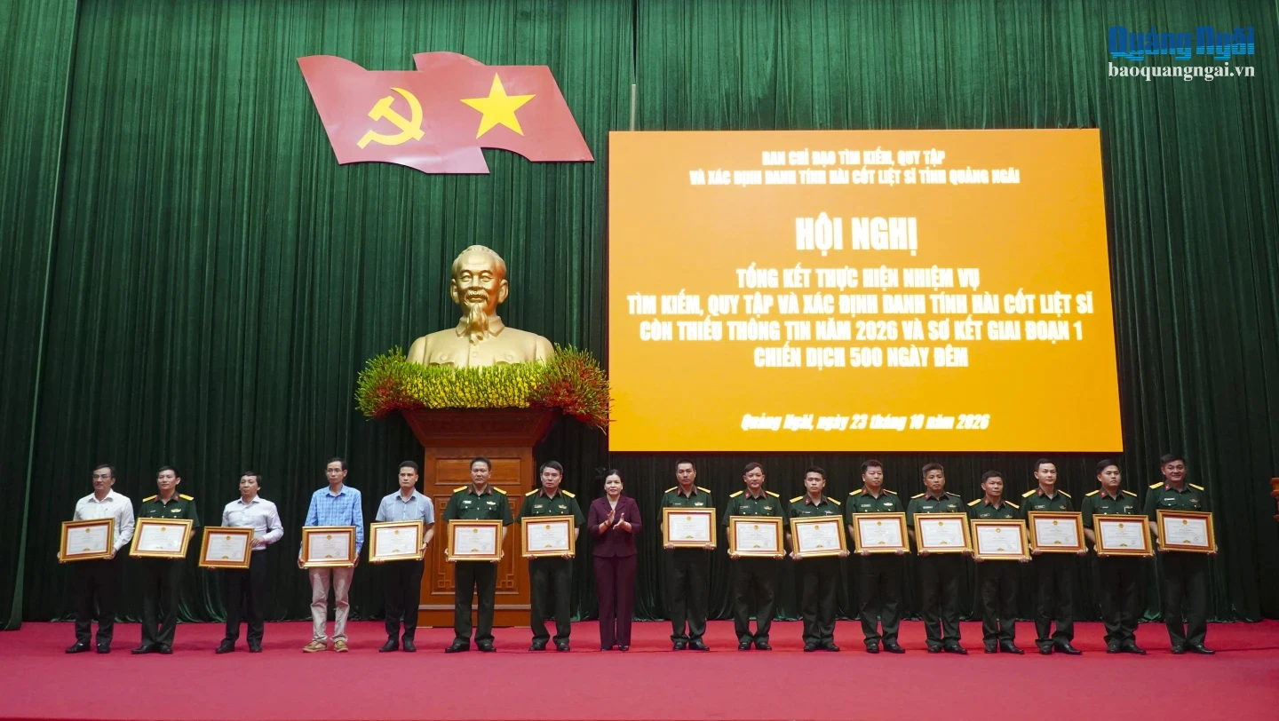 Ủy viên Ban Thường vụ Tỉnh ủy, Phó Chủ tịch Thường trực UBND tỉnh Y Ngọc trao Bằng khen của Chủ tịch UBND tỉnh cho các tập thể, cá nhân.