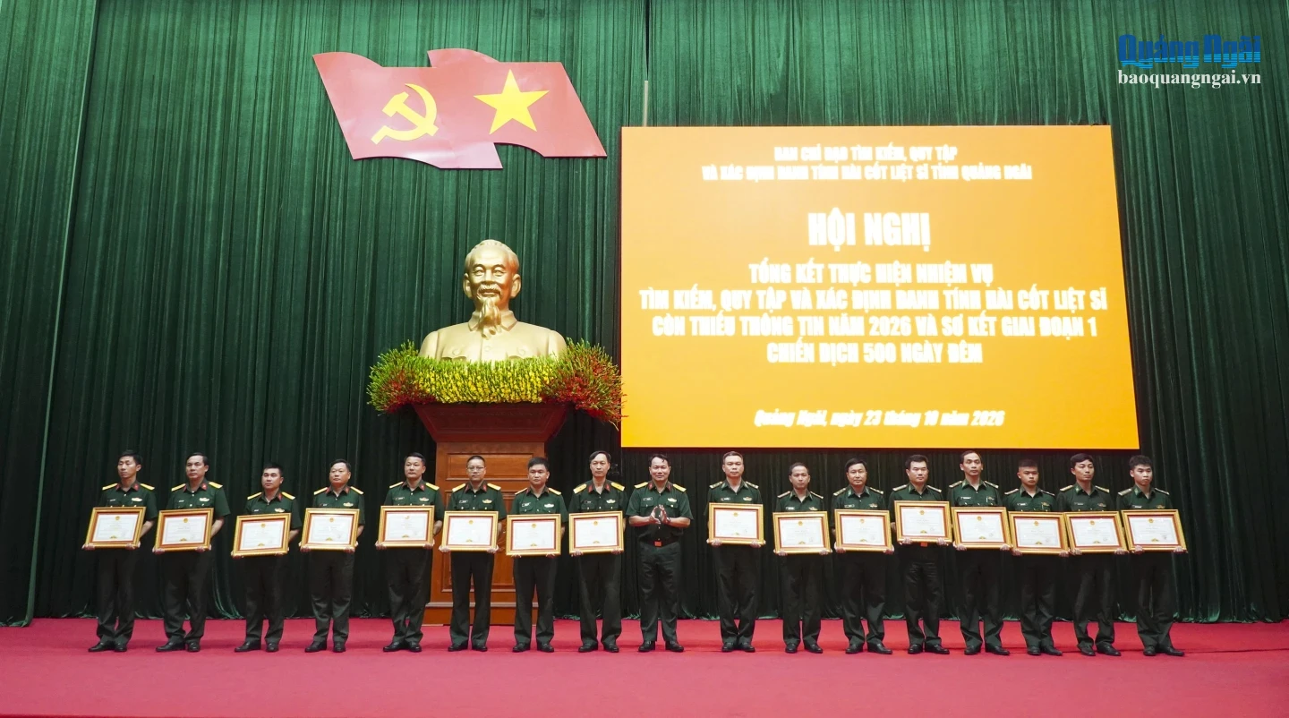 Đại tá Mai Kim Bình - Chính ủy Bộ CHQS tỉnh trao Bằng khen của Chủ tịch UBND tỉnh cho các tập thể, cá nhân.