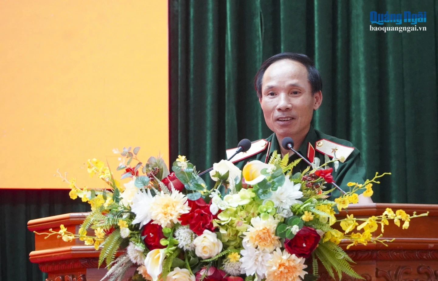 Thiếu tướng Đoàn Văn Nhất - Phó Chủ nhiệm Chính trị Quân khu 5 phát biểu tại hội nghị.