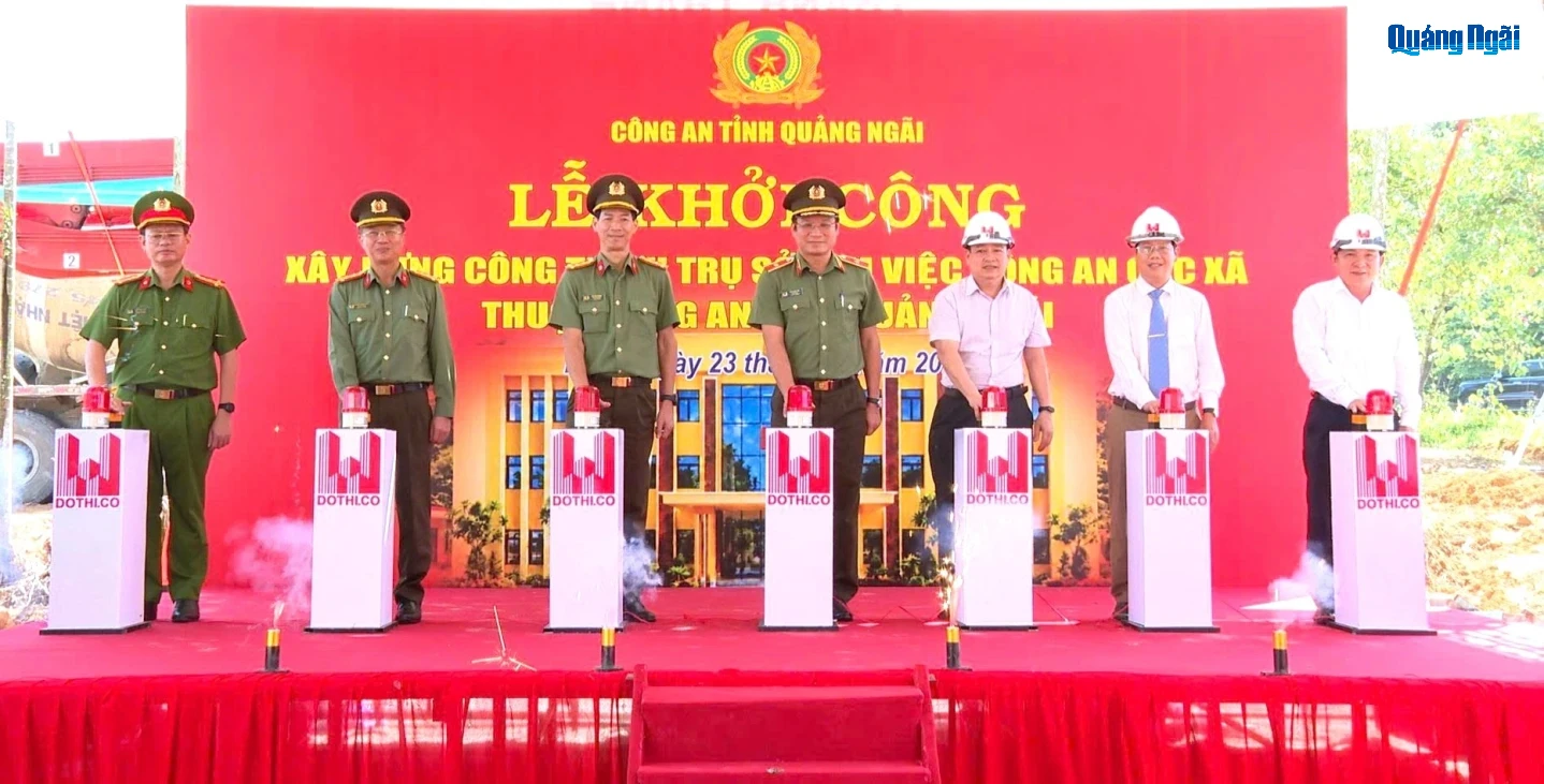 Các đại biểu thực hiện nghi thức khởi công xây dựng trụ sở Công an xã Ba Vì.