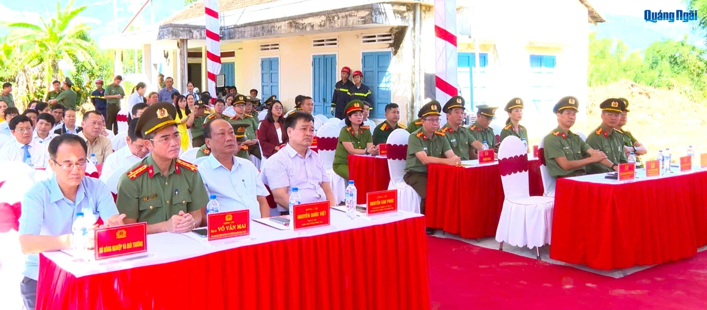 Các đại biểu tham dự lễ.