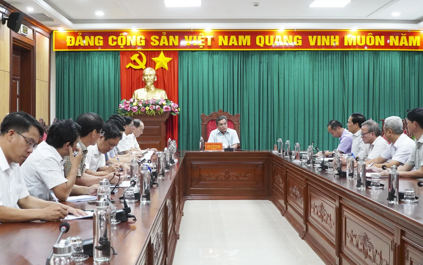 Ủy viên Trung ương Đảng, Bí thư Tỉnh ủy Hồ Văn Niên chủ trì buổi làm việc.