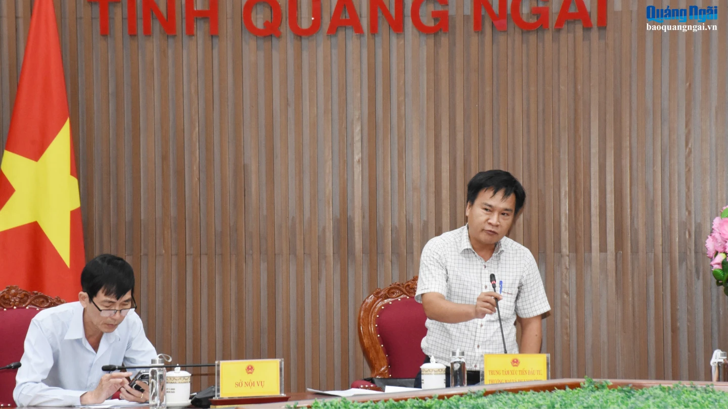 Đại diện Trung tâm Trung tâm Xúc tiến đầu tư, thương mại và du lịch Quảng Ngãi báo cáo tại cuộc họp.