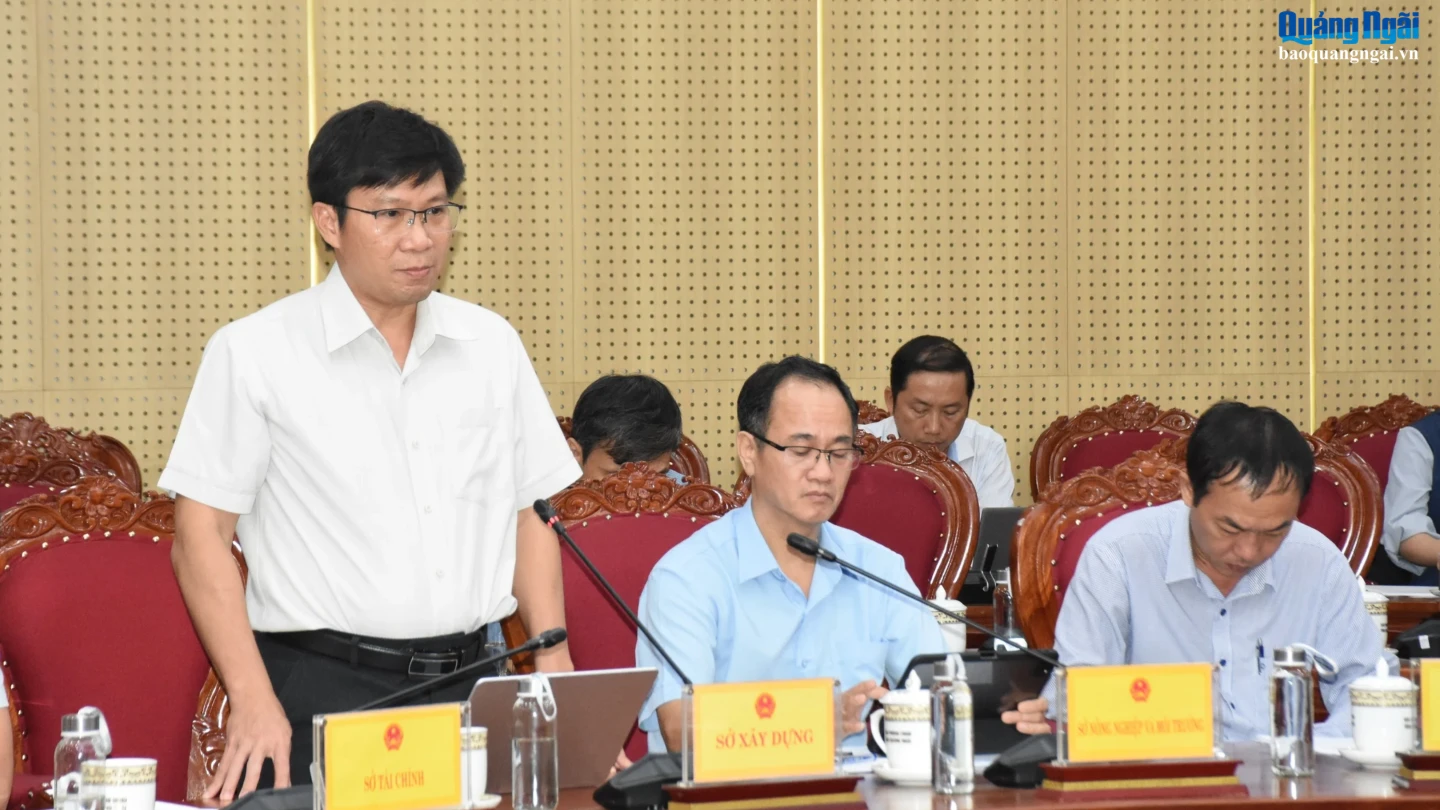 Lãnh đạo Sở Xây dựng nêu ý kiến tại cuộc họp.