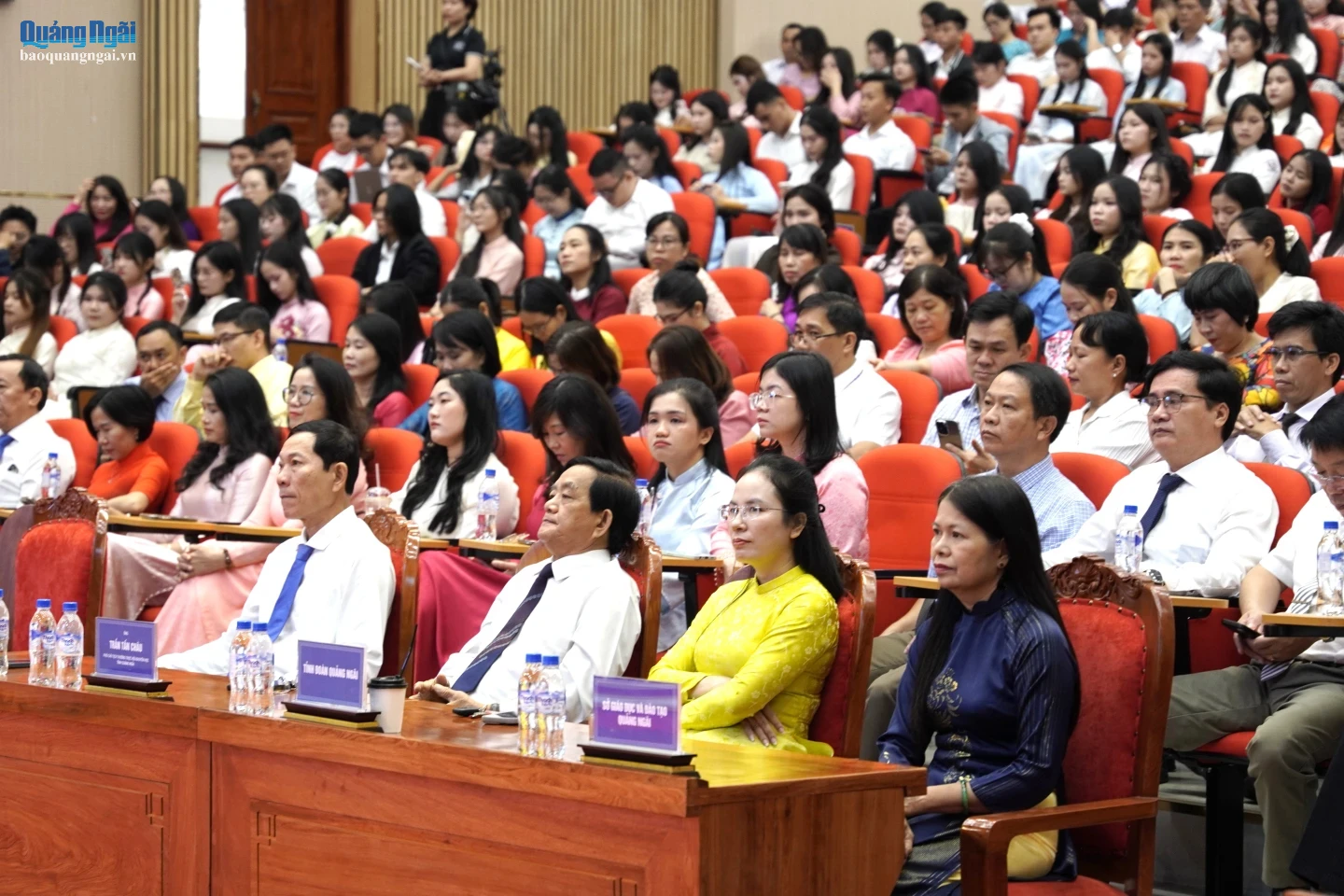 Các đại biểu dự chương trình "Chào tân sinh viên khóa 2026" của Trường ĐH Phạm Văn Đồng.