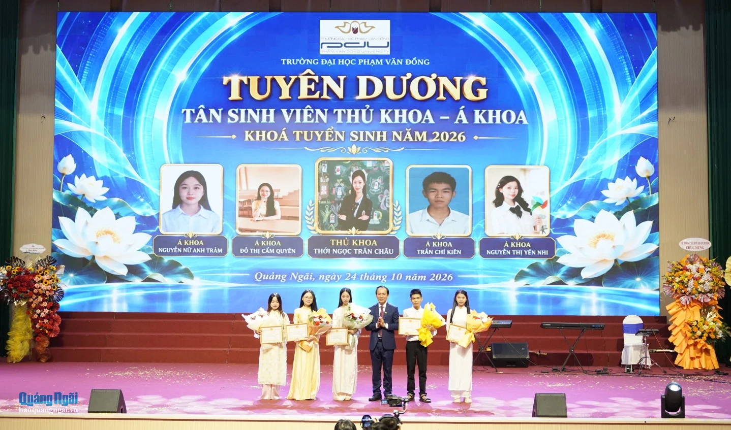 Tiến sĩ Trần Đình Thám - Hiệu trưởng Trường ĐH Phạm Văn Đồng tuyên dương các thủ khoa và á khoa khóa 2026.
