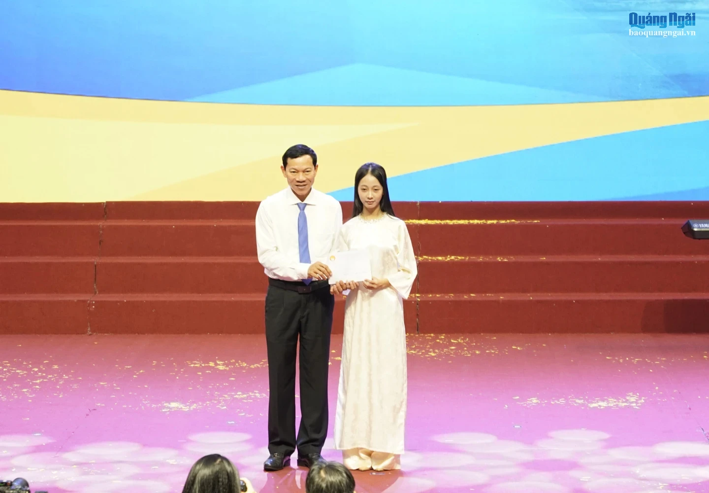Hội Khuyến học tỉnh khen thưởng cho thủ khoa Thới Ngọc Trân Châu, Trường ĐH Phạm Văn Đồng.