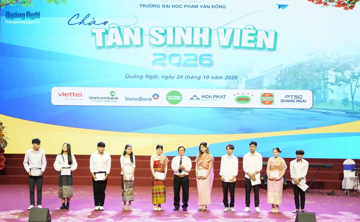 Hội Khuyến học tỉnh trao học bổng cho sinh viên Lào đang học tại Trường ĐH Phạm Văn Đồng.